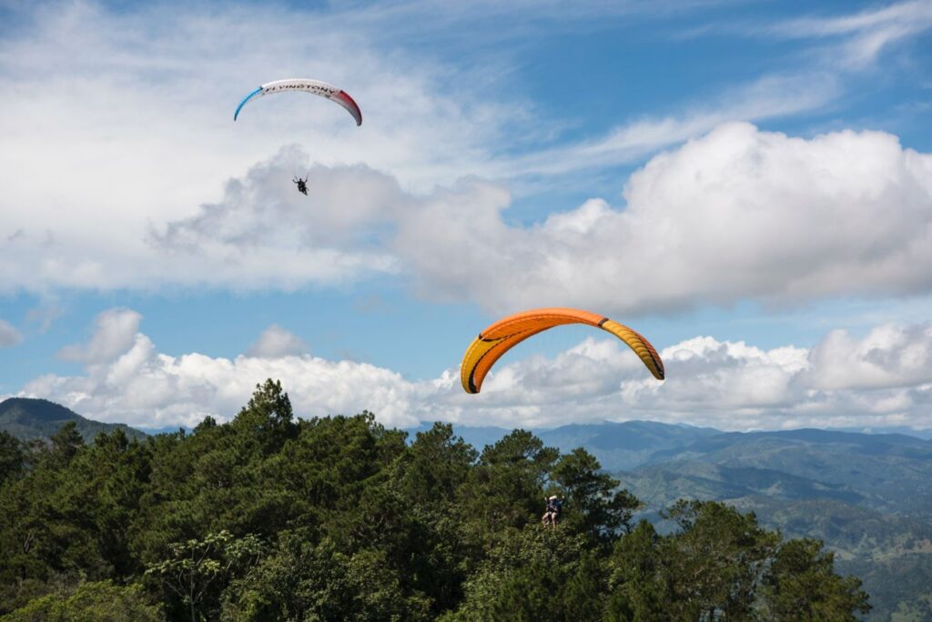 0896d75e-2752-4ec5-887e-032beaaac60d-1024x684 Rayndira López y Yuliana Heredia de Pasaporte Aventurero RD Viven una Experiencia Inolvidable con Parapente Extremo RD