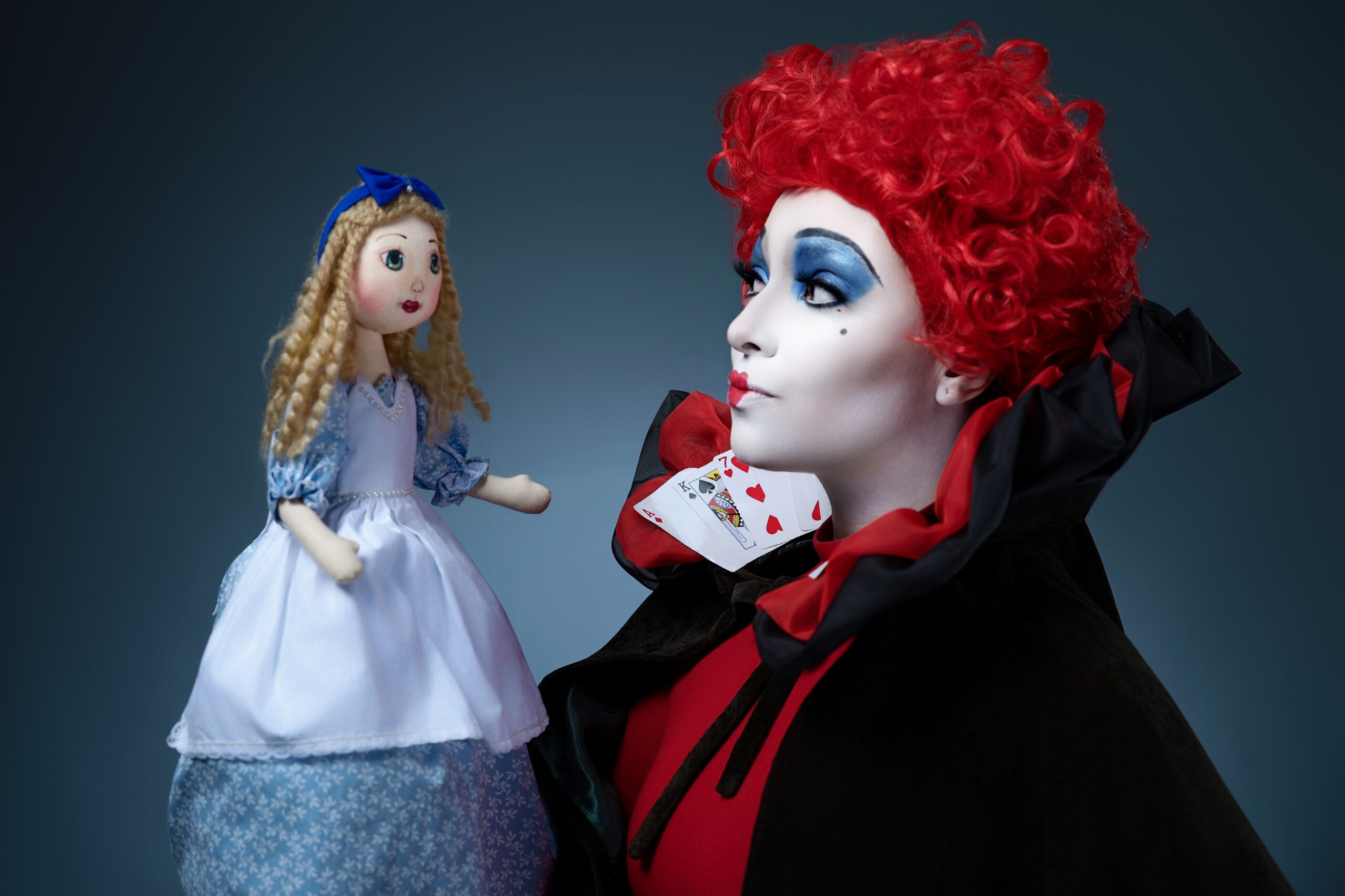 Patricio León regresa a escena con el clásico de la literatura Alicia en el país de las maravillas en una versión teatral para toda la familia