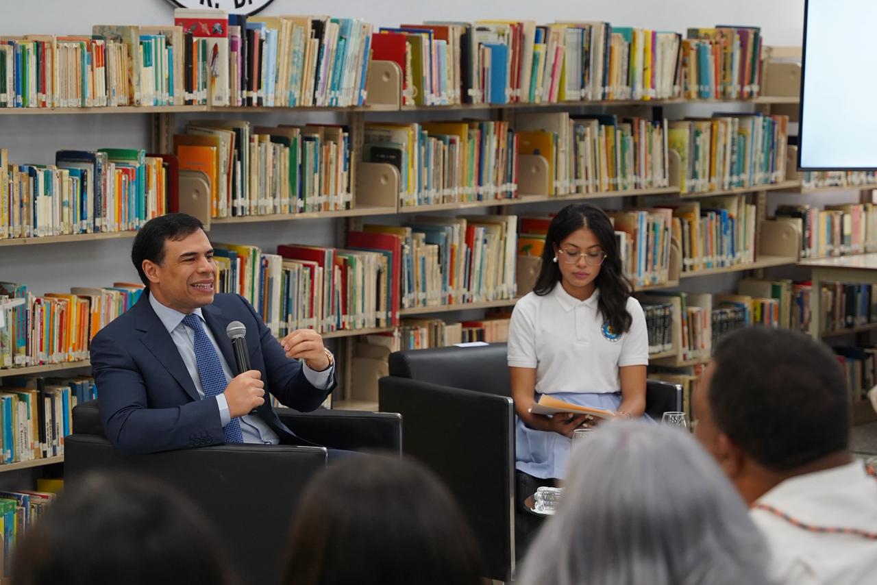 Roberto Ángel Salcedo inicia nueva etapa de “El Poder de las Buenas Palabras” enfocada en centros educativos